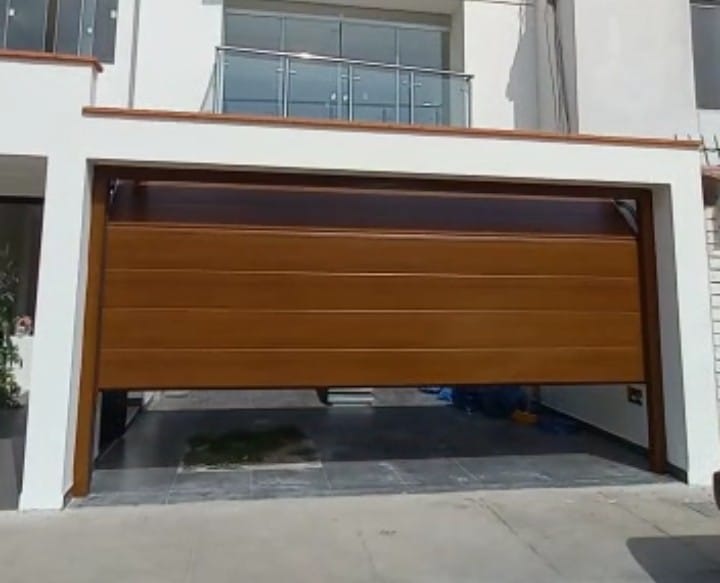 Puerta seccional automática